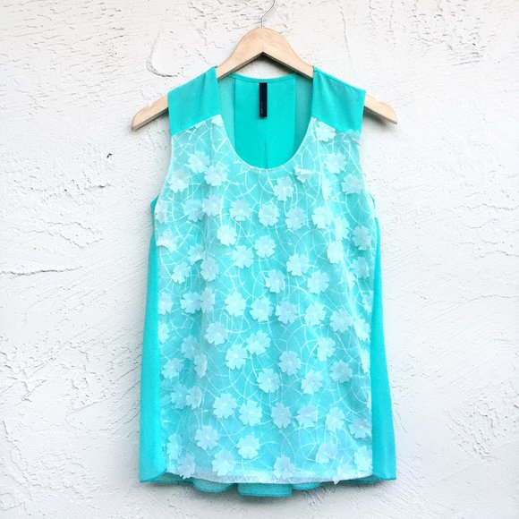 Chiffon Top with Textured Flower Applique (S) - Picture 2 of 4